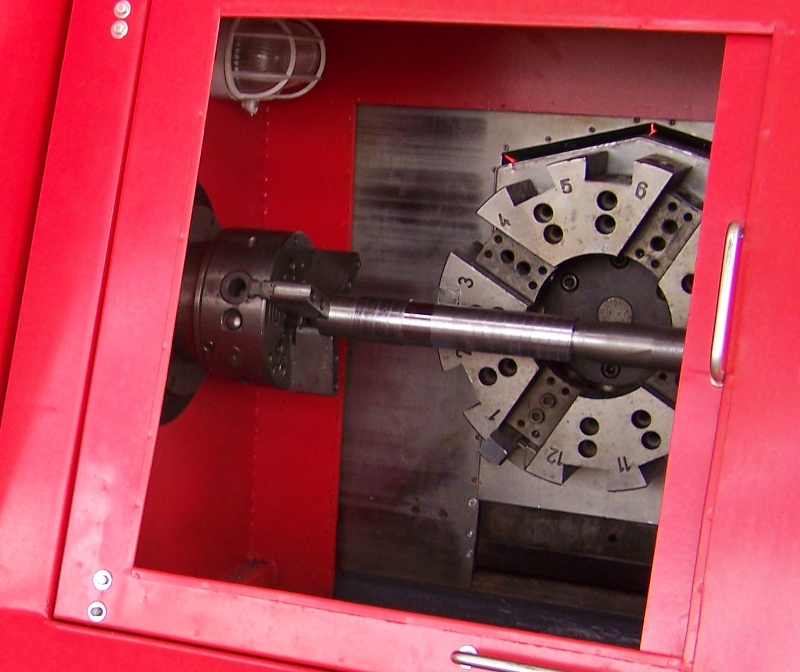 Револверна глава, монтирана на CNC струг